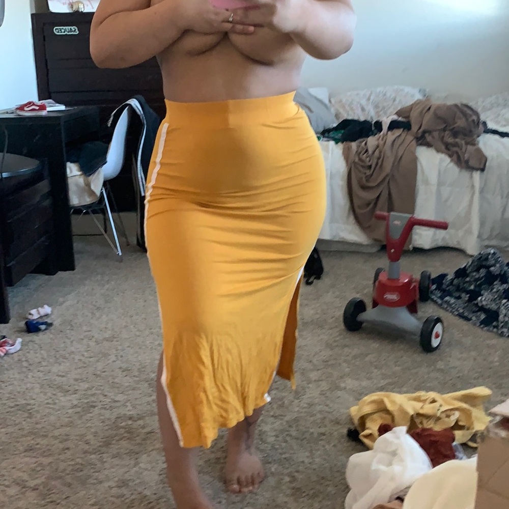Mustard striped slit skirt